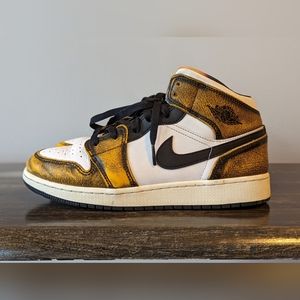 Boys Jordan 1 Mid SE Sneaker